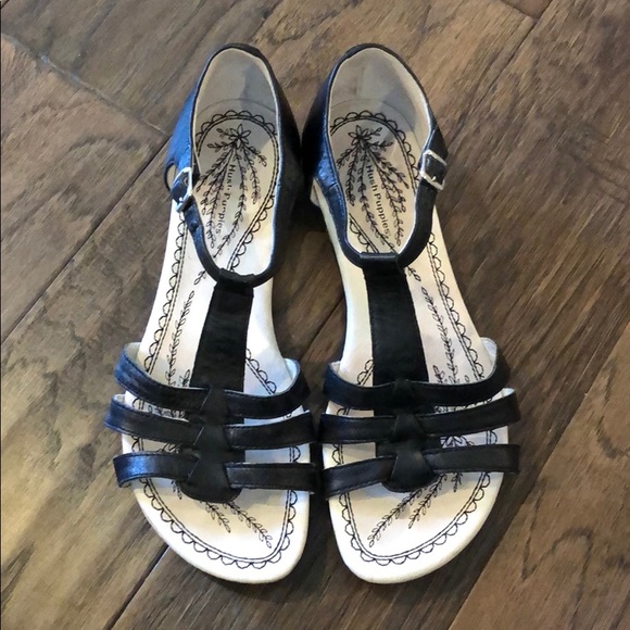 hush puppies black sandals